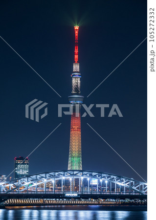 「東京都」スカイツリーと白髭橋の美しいライトアップ 105272332