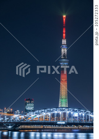 「東京都」スカイツリーと白髭橋の美しいライトアップ 105272333