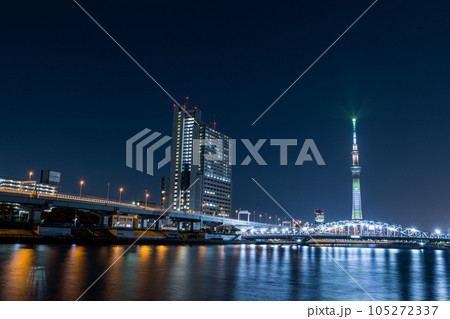 「東京都」スカイツリーと白髭橋の美しいライトアップ 105272337
