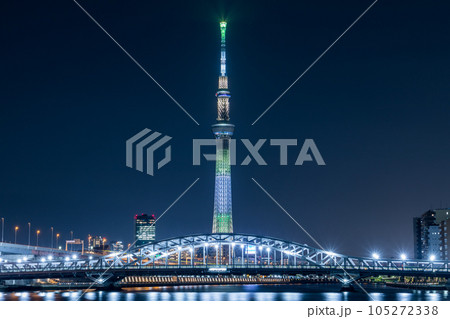 「東京都」スカイツリーと白髭橋の美しいライトアップ 105272338