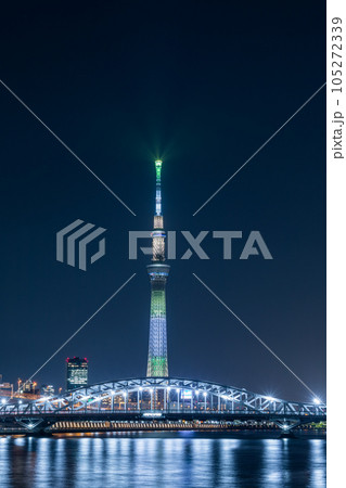 「東京都」スカイツリーと白髭橋の美しいライトアップ 「東京都」スカイツリーと白髭橋の美しいライトアップ 105272339