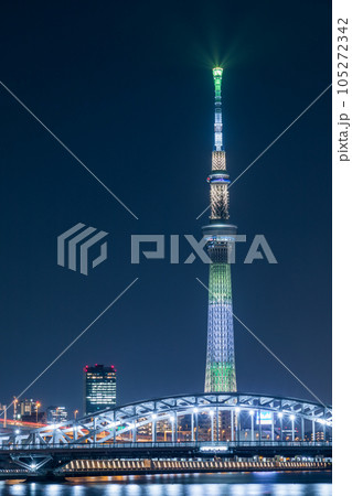 「東京都」スカイツリーと白髭橋の美しいライトアップ 105272342