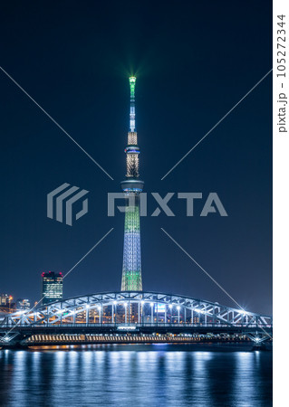 「東京都」スカイツリーと白髭橋の美しいライトアップ 「東京都」スカイツリーと白髭橋の美しいライトアップ 105272344