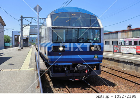 会津田島駅に停車中のお座トロ展望列車 展望車両 105272399