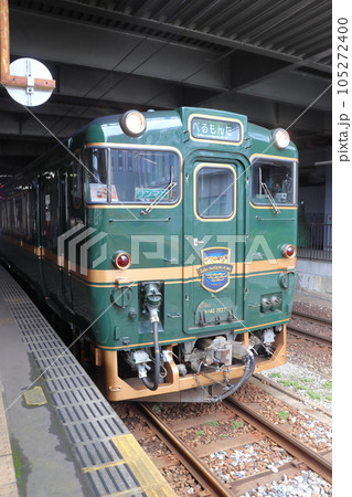 高岡駅に停車中の観光列車 べるもんた 高岡駅に停車中の観光列車 べるもんた 105272400