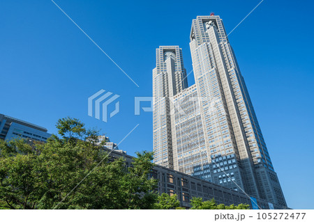 「東京都」青空と東京都庁　夏 105272477