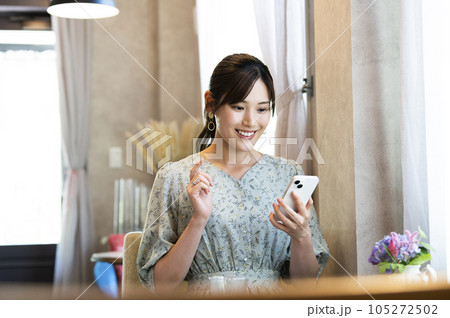 カフェでスマホを操作する女性 カフェでスマホを操作する女性 105272502