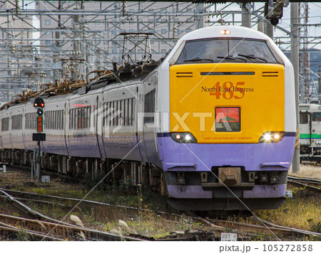 【運転手顔ぼかし済】jr東日本　485系3000番台特急白鳥　函館駅発車　近隣道路より 105272858