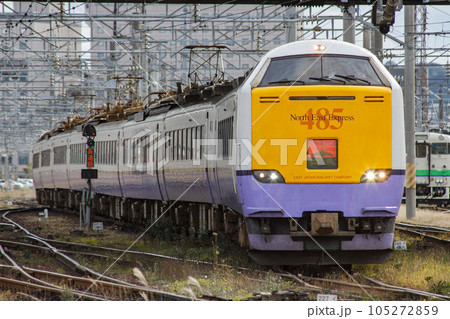 【運転手顔ぼかし済】jr東日本 485系3000番台特急白鳥 函館駅発車 近隣道路より 【運転手顔ぼかし済】jr東日本 485系3000番台特急白鳥 函館駅発車 近隣道路より 105272859