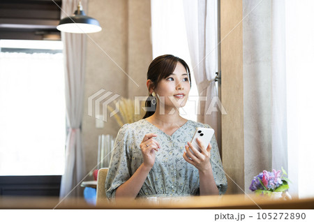 カフェでスマホを操作する女性 カフェでスマホを操作する女性 105272890