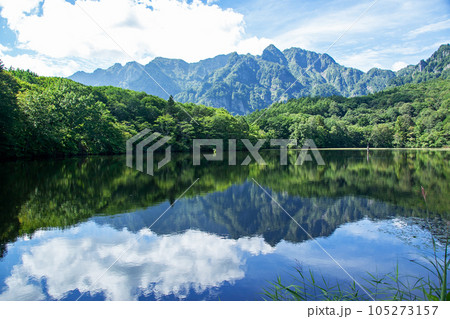 鏡池　長野市戸隠｜聳え立つ戸隠連峰が映り込む湖面の神秘さに言葉を失います 105273157