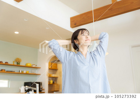 朝起きて伸びをする女性 朝起きて伸びをする女性 105273392