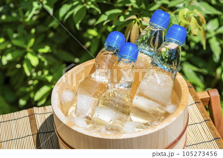 強い夏の陽射しと木桶で冷える瓶ラムネ / 夏休み・昭和レトロ・日本の夏の風物詩イメージ 強い夏の陽射しと木桶で冷える瓶ラムネ / 夏休み・昭和レトロ・日本の夏の風物詩イメージ 105273456
