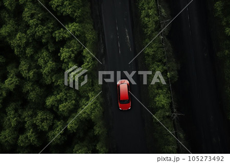 森の中を走る赤い車　AI生成画像　AI画像 105273492