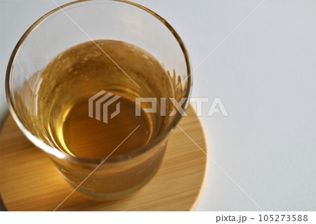 涼し気なハトムギ茶　健康　ティータイム　水分補給　背景　 105273588