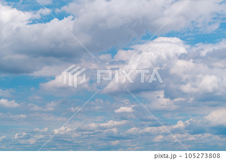 梅雨明け前の空 数々の白い積雲 ライトカラー 梅雨明け前の空 数々の白い積雲 ライトカラー 105273808