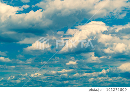 梅雨明け前の空 数々の白い積雲 暖色加味 梅雨明け前の空 数々の白い積雲 暖色加味 105273809