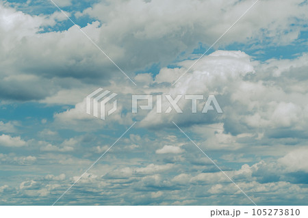 梅雨明け前の空 数々の白い積雲　フィルム調 105273810