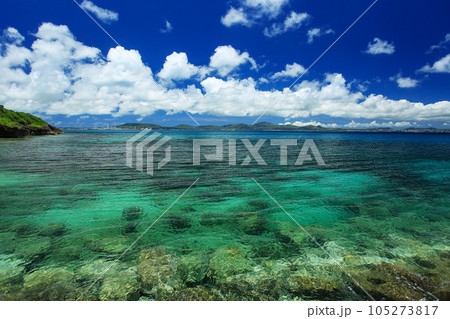 沖縄本島　うるま市の美しい海 105273817