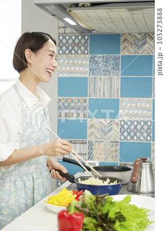 自宅で野菜炒めをする女性 105273888