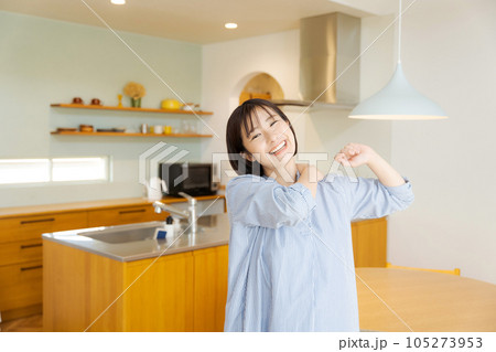 背伸びをする女性 背伸びをする女性 105273953