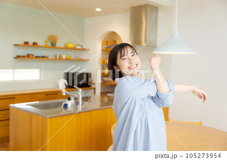 背伸びをする女性 105273954