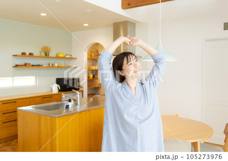 背伸びをする女性 105273976