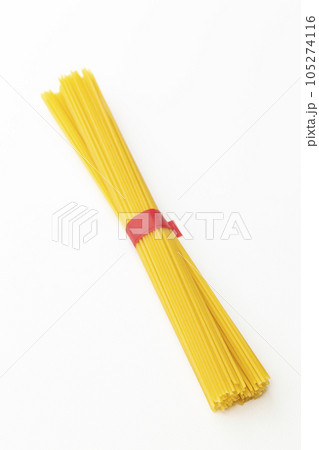 パスタ　乾麺　白バック 105274116