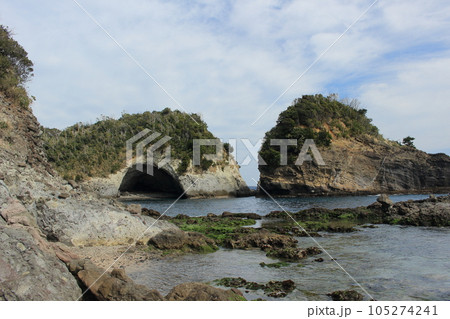三ケ月の大洞（海食洞）と遠国島 105274241
