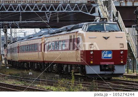 キハ183系気動車 スラントノーズ先頭車 jr函館駅周辺道路より キハ183系気動車 スラントノーズ先頭車 jr函館駅周辺道路より 105274244