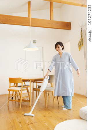 掃除機をかける女性の写真 105274252