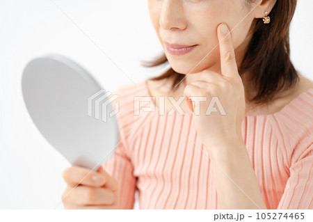 鏡を見て悩む女性 105274465