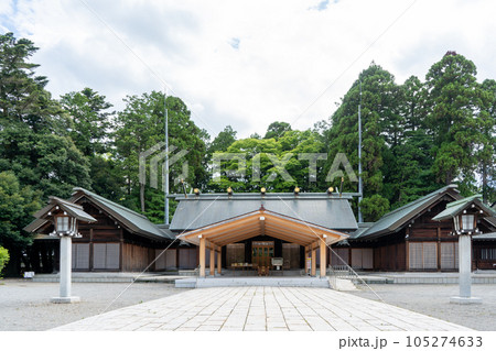 パワースポットとして観光スポットでもある石川護国神社の拝殿|石川県金沢市 パワースポットとして観光スポットでもある石川護国神社の拝殿|石川県金沢市 105274633