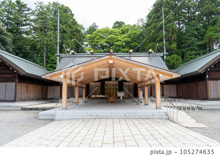 パワースポットとして観光スポットでもある石川護国神社の拝殿|石川県金沢市 パワースポットとして観光スポットでもある石川護国神社の拝殿|石川県金沢市 105274635
