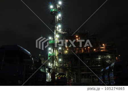 ライトが煌めく秘密基地のような雰囲気の川崎市千鳥町の工場 105274865