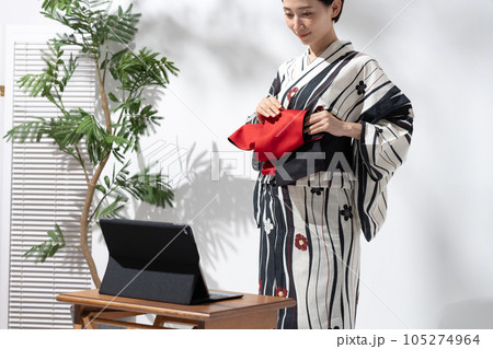 浴衣を着る女性 浴衣を着る女性 105274964