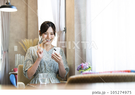 カフェでスマホを操作する女性 105274975
