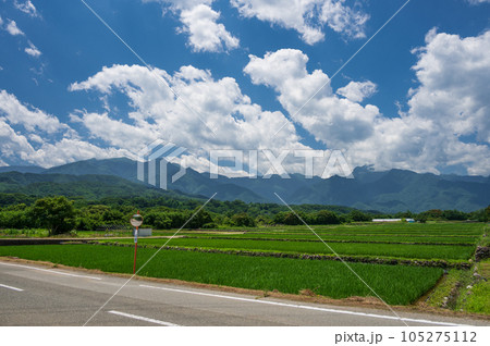 武川町の田園風景　南アルプスが見える原風景 105275112