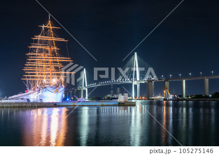 ライトアップされた光が海面に美しく反射する海王丸パークと新湊大橋の夜景|富山県射水市 ライトアップされた光が海面に美しく反射する海王丸パークと新湊大橋の夜景|富山県射水市 105275146