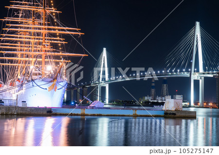 ライトアップされた光が海面に美しく反射する海王丸パークと新湊大橋の夜景｜富山県射水市 105275147