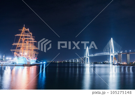 ライトアップされた光が海面に美しく反射する海王丸パークと新湊大橋の夜景|富山県射水市 ライトアップされた光が海面に美しく反射する海王丸パークと新湊大橋の夜景|富山県射水市 105275148