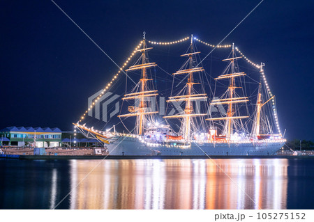 ライトアップされた光が海面に美しく反射する海王丸パークの夜景|富山県射水市 ライトアップされた光が海面に美しく反射する海王丸パークの夜景|富山県射水市 105275152