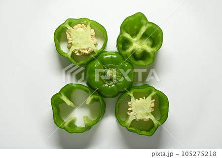 輪切りにした緑色のピーマン 105275218