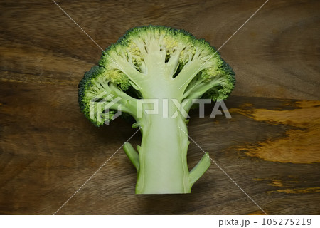 輪切りにしたブロッコリー 輪切りにしたブロッコリー 105275219