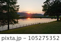 湖の向こうに沈む夕日 105275352