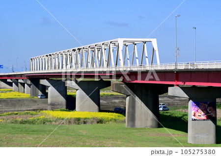 茨城、埼玉、栃木の3県を結ぶ、渡良瀬川に架かる三国橋 105275380