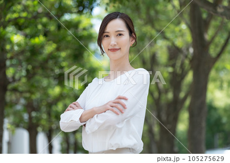 女性　ビジネス　ポートレート 105275629