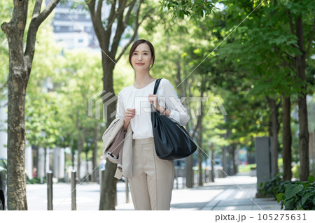 ビジネス　女性　屋外 105275631