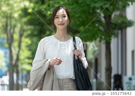 ビジネス　女性　屋外 105275642
