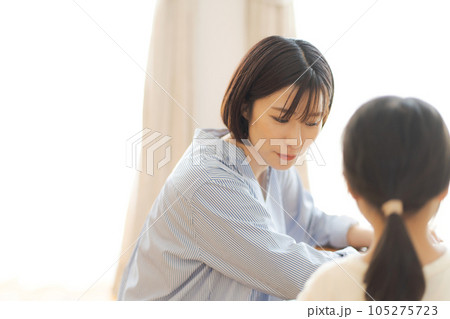 子供と話す母親の写真 105275723